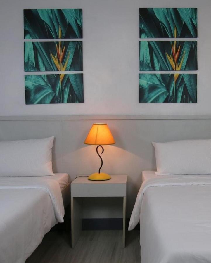 Sands Hotel Nasugbu Esterno foto